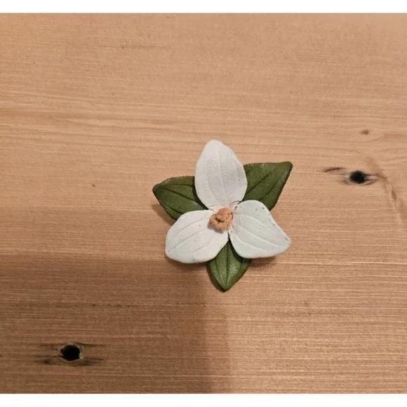 Trillium Flower brooch pin - signed Canada Floral Statement Lapel Accent FASHION - Picture 4 of 10